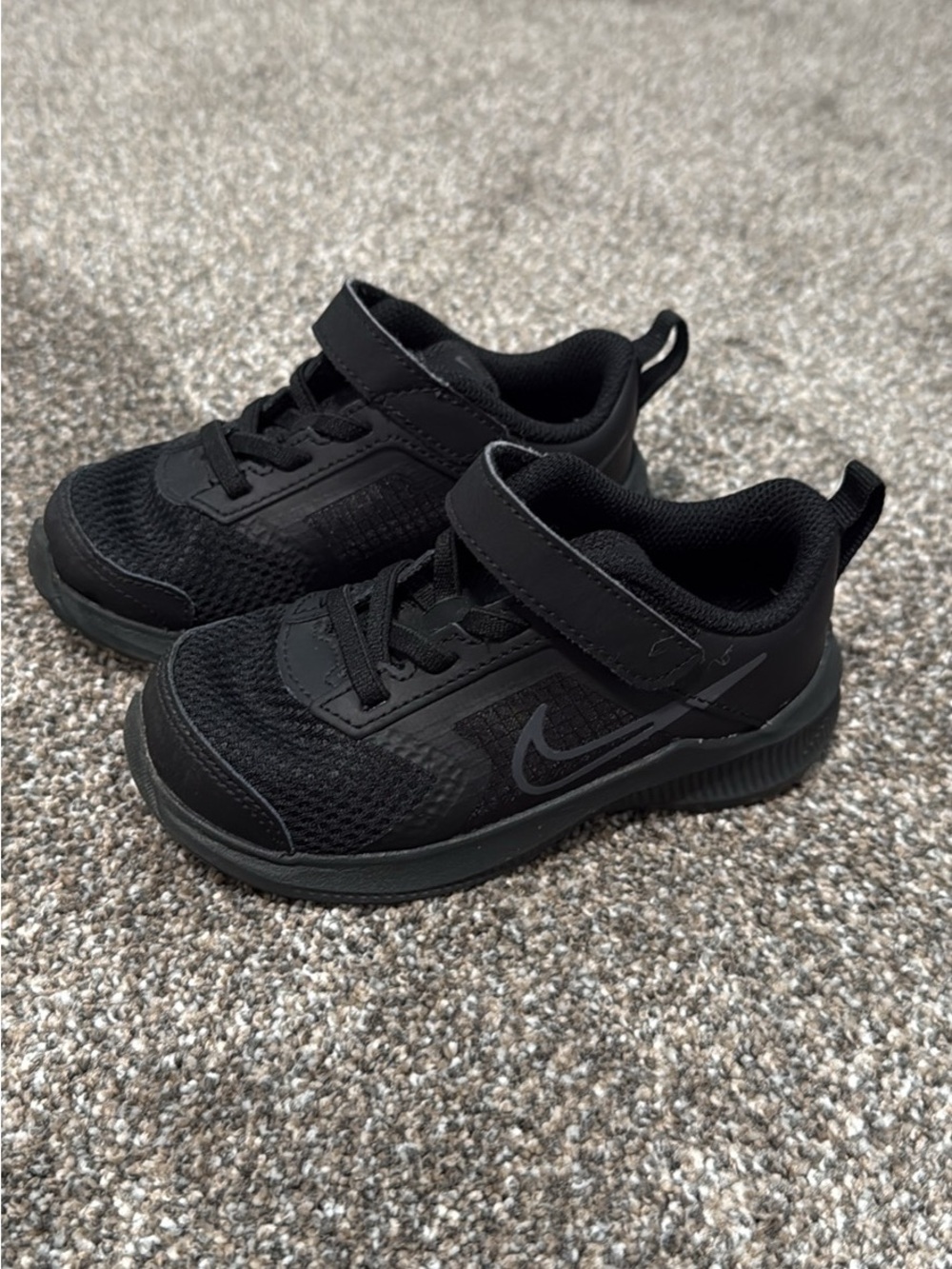 Nike downshifter black kids size 8C